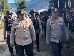 Ditengah Hiruk Pikuk Kota Karubaga, Patroli Jalan Kaki Polisi Hadirkan Ketenteraman