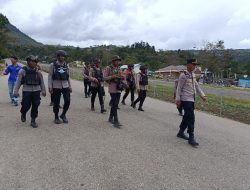 Di Tengah Hiruk Pikuk Pasar Tradisional, Personel Polisi Hadir Lewat Patroli Jalan Kaki