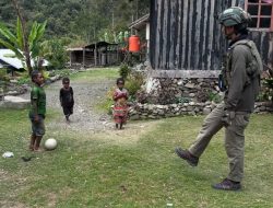 Di Antara Gemuruh Pegunungan Papua, Satgas Cartenz Tebar Kedamaian lewat Sepak Bola