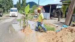 Jalan Berlubang Tak Kunjung Diperbaiki, Warga Tapteng Protes Kreatif