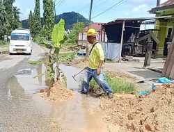 Jalan Berlubang Tak Kunjung Diperbaiki, Warga Tapteng Protes Kreatif